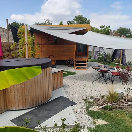 La Roulotte D'elfes Luxury tent